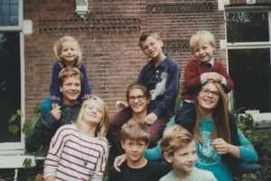 Rebecca tussen alle kleinkinderen